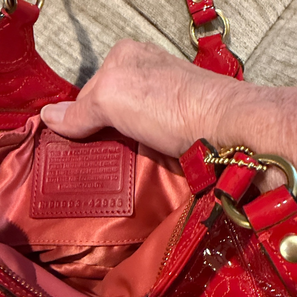 Coach Gramery patent leather and boss signature C Red shoulder bag 6 x 9 - Picture 11 of 14